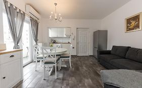 House Niko M With 6 Apartments